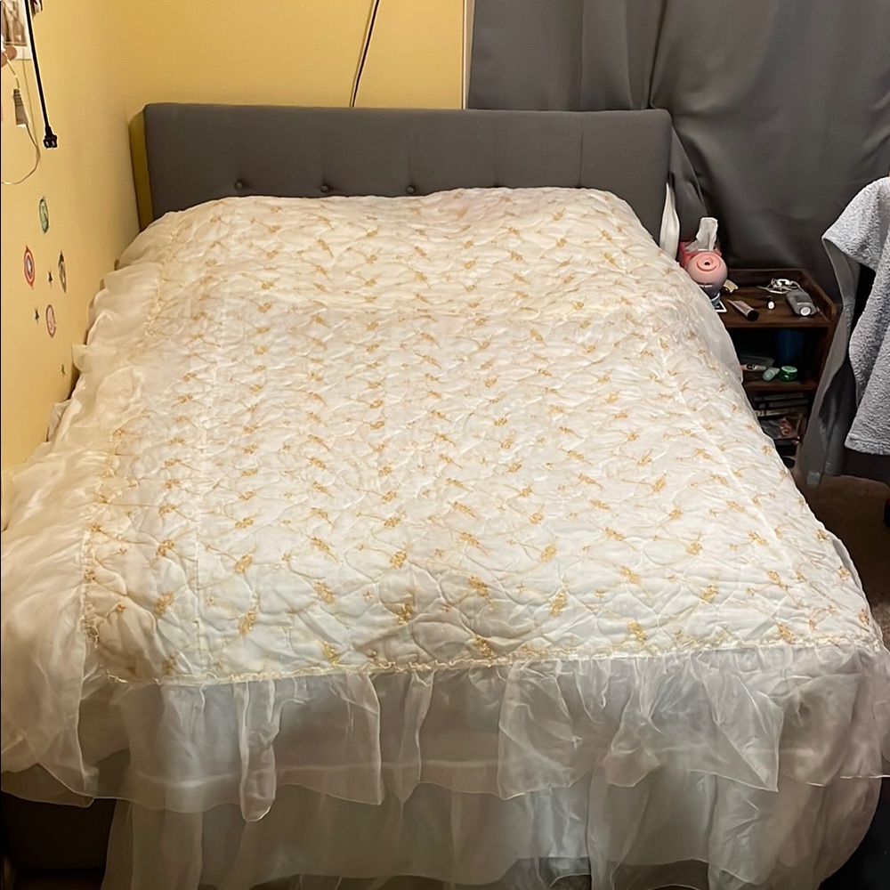 Vintage Elegant White and Gold Bedspread